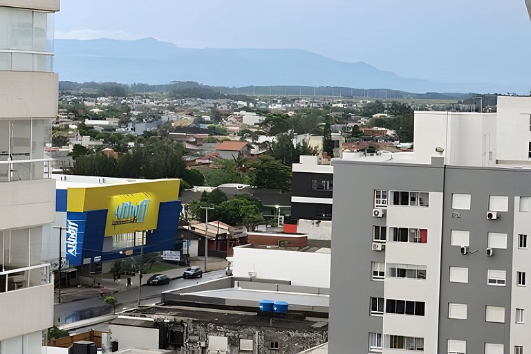 Aconchego, praia e vista panorâmica das montanhas.